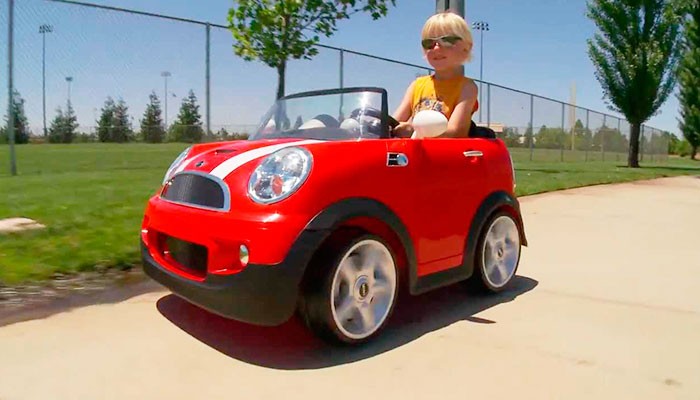 Resultado de imagen de jugar con coches eléctricos desarrollo infantil