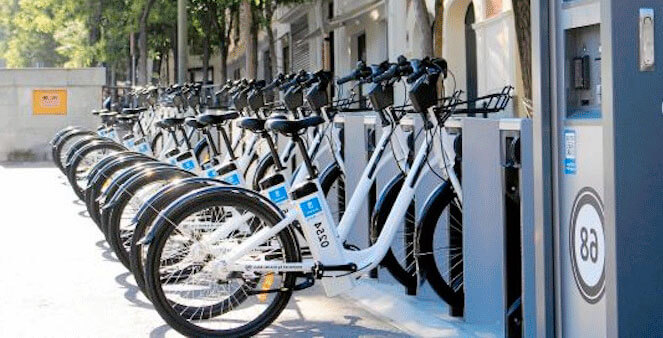 Parking para bicis eléctricas en ciudad 