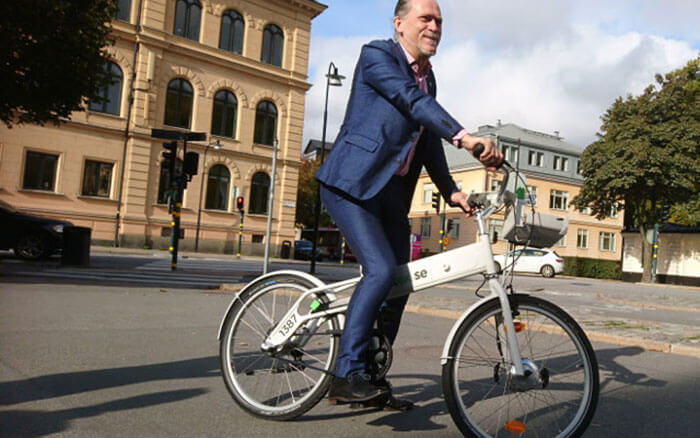 movilidad en bicicleta eléctrica por la ciudad