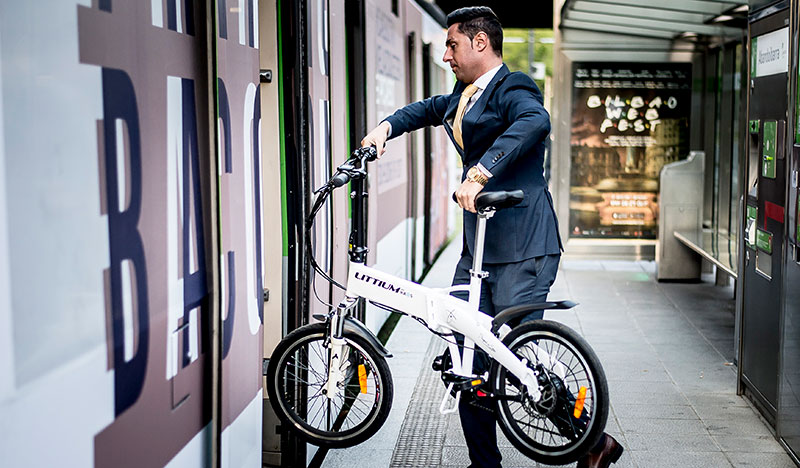 transporte urbano con bicicleta eléctrica para ir al trabajo