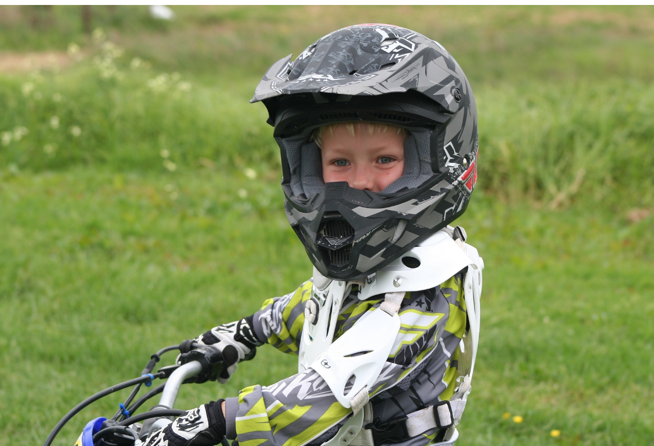 vehículos eléctricos infantiles moto casco seguridad