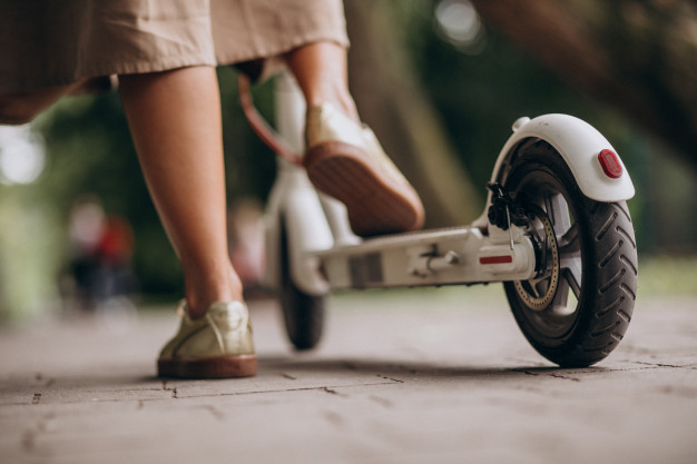 las ruedas son una de las cosas a tener en cuenta antes de subir una cuesta con tu patinete