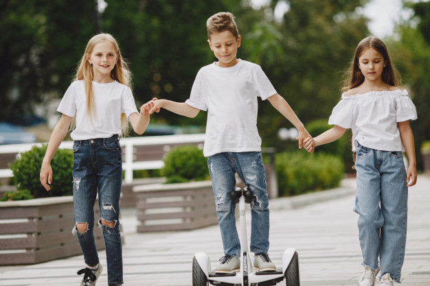 niños con hoverboard