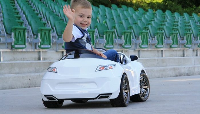 regalar un coche eléctrico a un niño